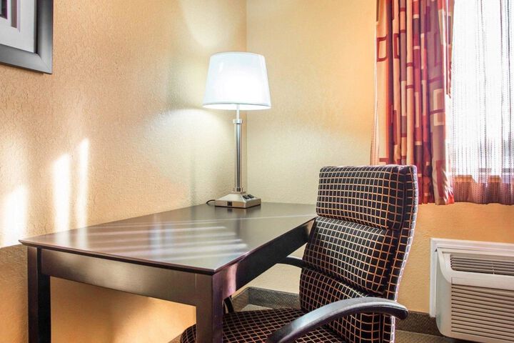 1 Queen Bed Accessible (6 of 10)