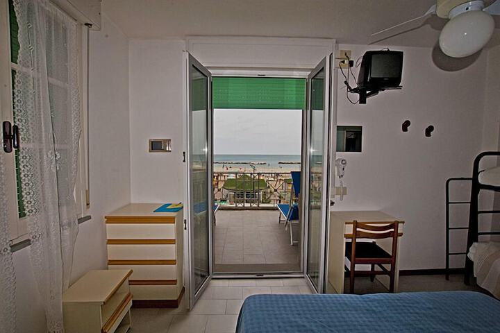 Room 8 of 70