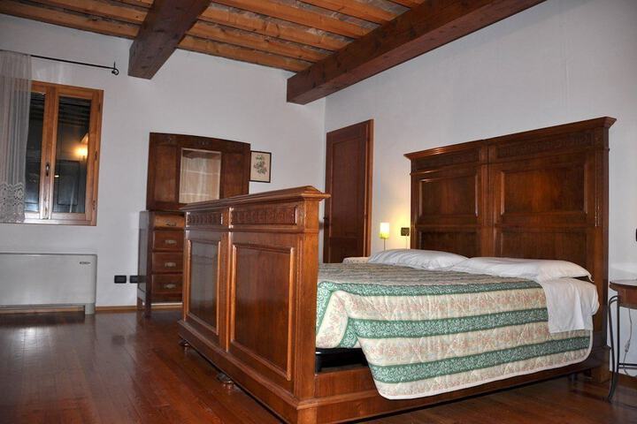 Room 2 of 10