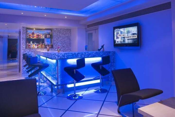 Lounge 25 of 28
