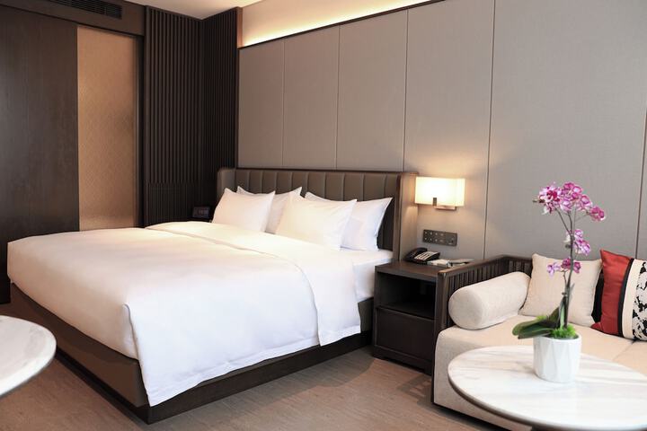 Room 2 of 37