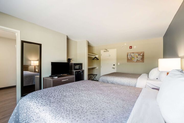 2 Queen Beds (2 of 8)