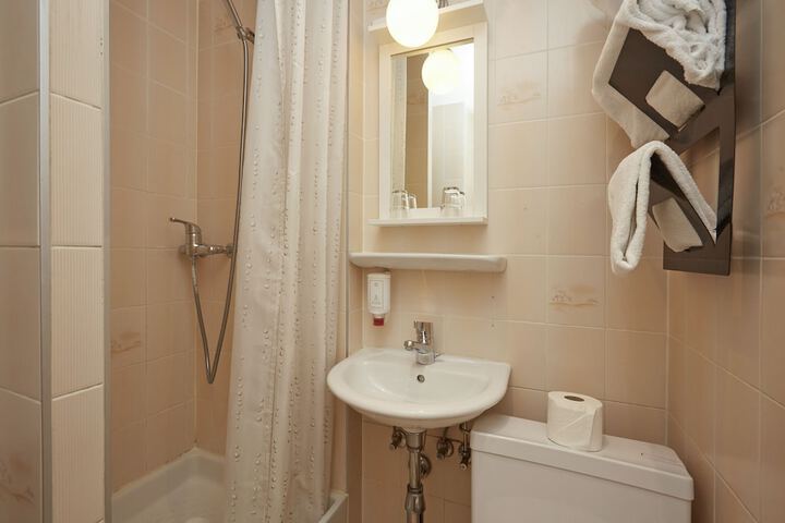 Room 32 of 41