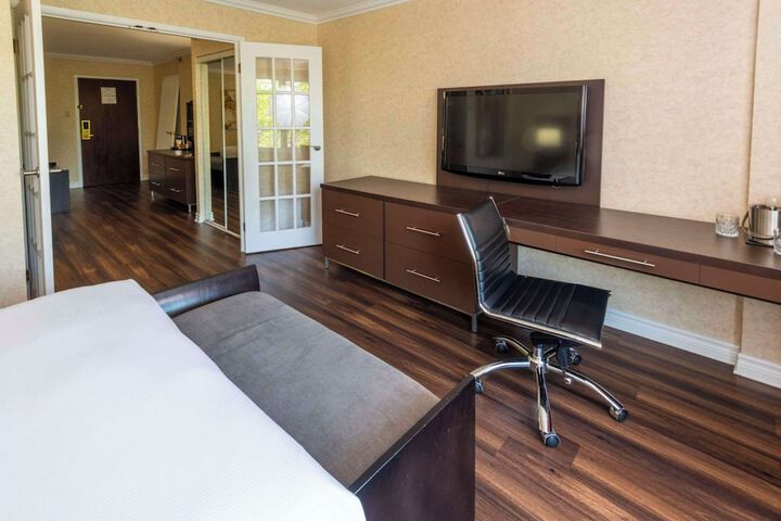 Queen Bed with Sofa (13 of 35)