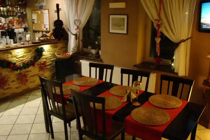 Dining 7 of 8