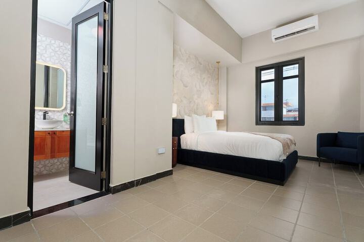 Room 9 of 32