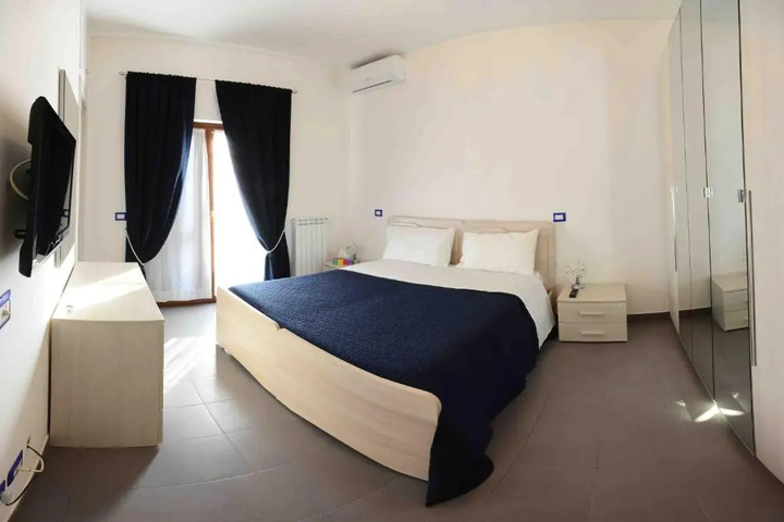 Room 2 of 10