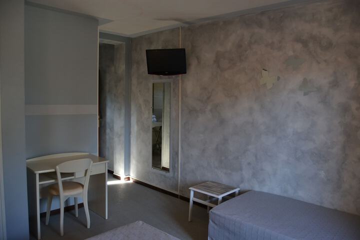Room 8 of 34