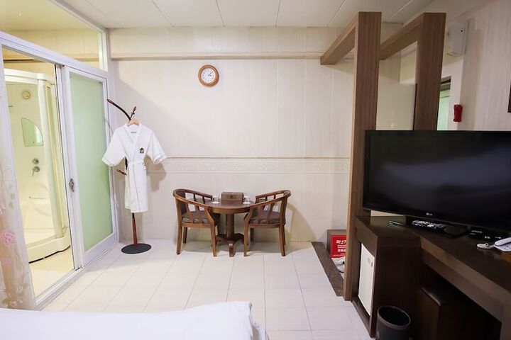 Room 10 of 42