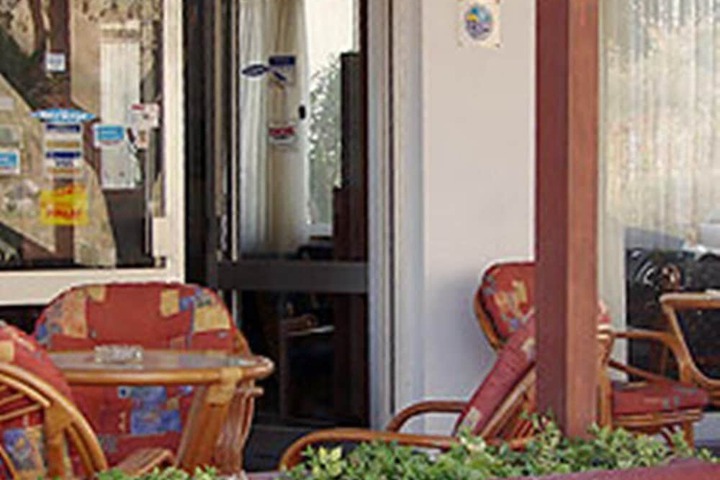 Lounge 27 of 35