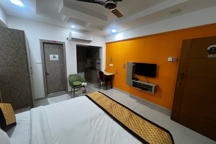 Room 6 of 15