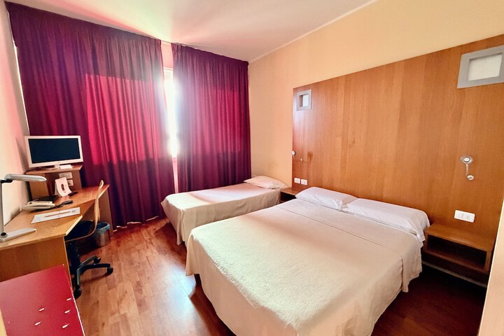 Room 10 of 38