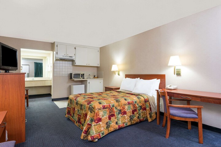 1 King Bed (5 of 9)