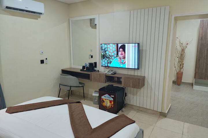 Room 35 of 77