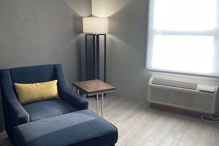 1 Queen Bed Studio Suite (1 of 9)
