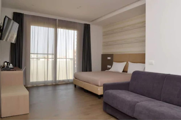 Room 6 of 33