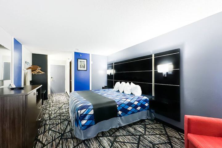 1 King Bed Accessible (8 of 14)