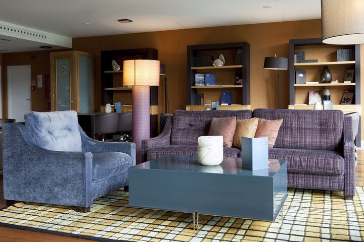 Lounge 44 of 48
