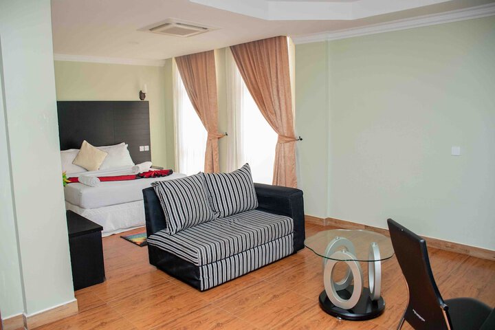 Room 10 of 33