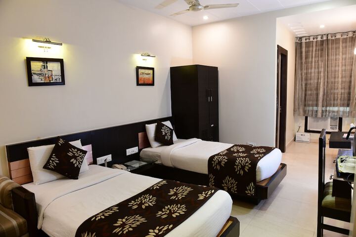 Room 8 of 16