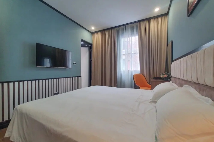 Room 7 of 14