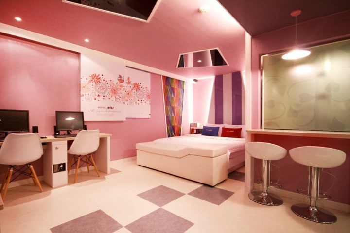 Room 5 of 16
