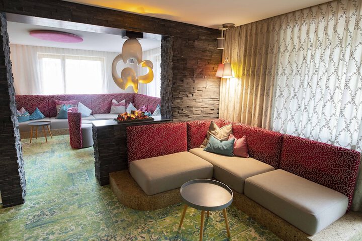 Lounge 134 of 149