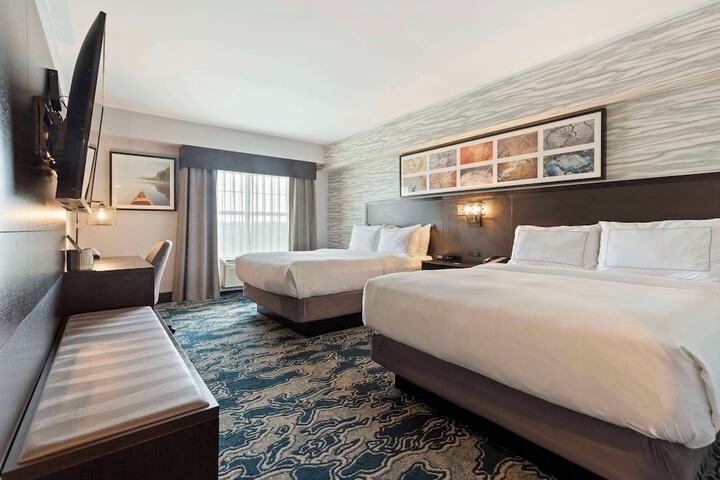 2 Queen Beds (9 of 12)
