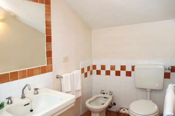 Room 6 of 12