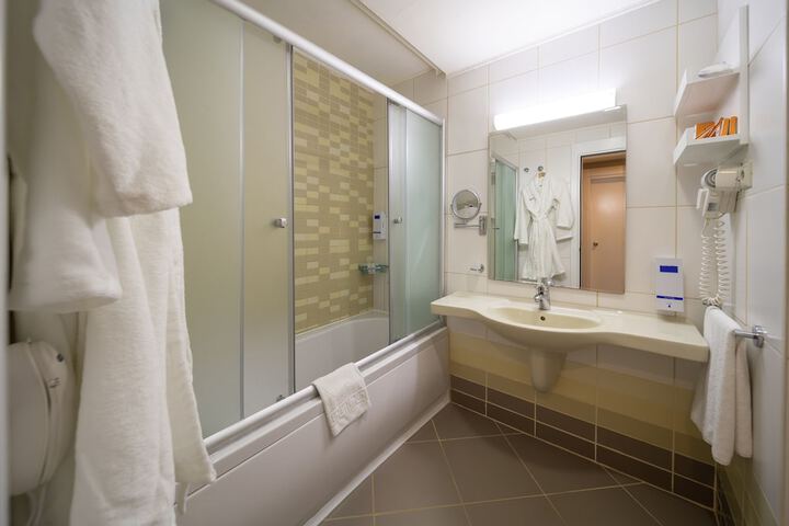 Room 12 of 80