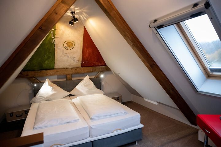Room 5 of 18
