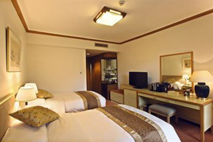 Room 10 of 28