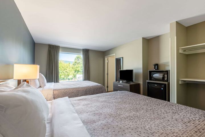 2 Queen Beds (5 of 8)
