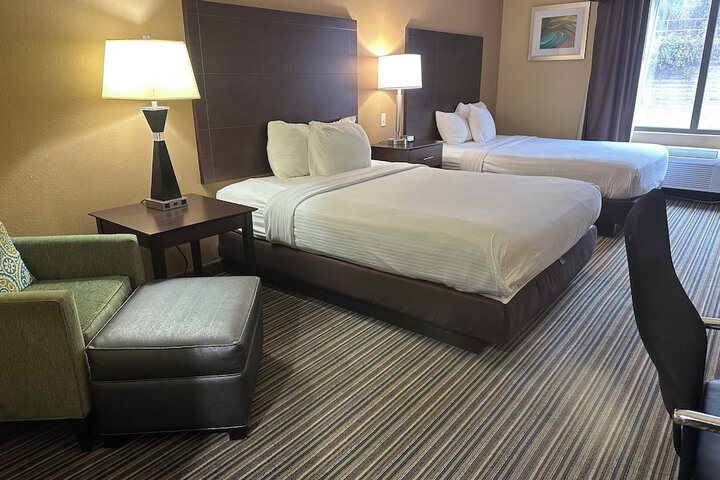 2 Queen Beds (9 of 10)