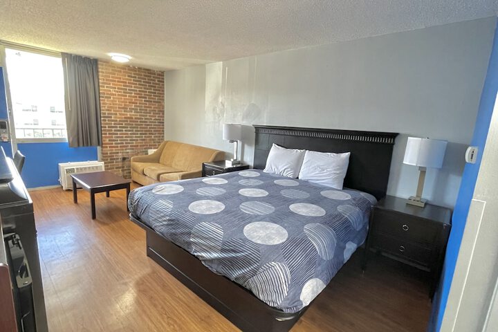 1 King Bed (3 of 11)