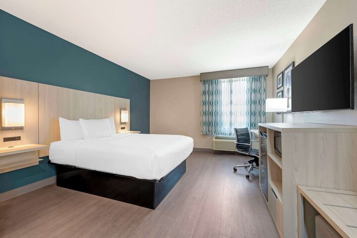 1 Queen Bed High Speed Internet Accessible 50 Inch Flat Screen Television Microwave and Refrigerator, Coffee Maker, Hairdryer Full Breakfast (3 of 15)