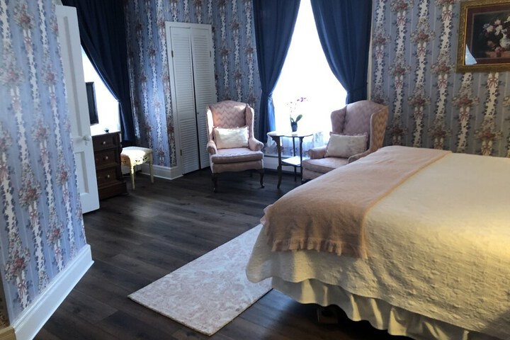 Room 33 of 60