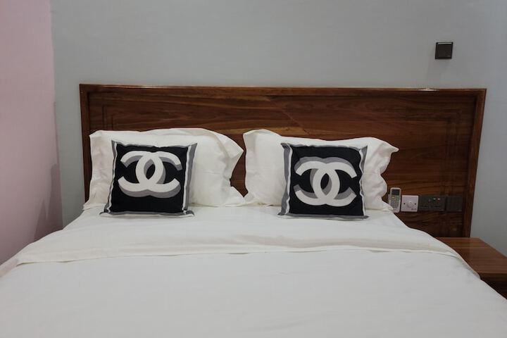 Room 10 of 25