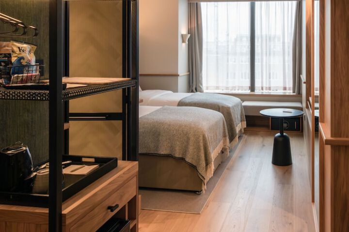Room 6 of 33
