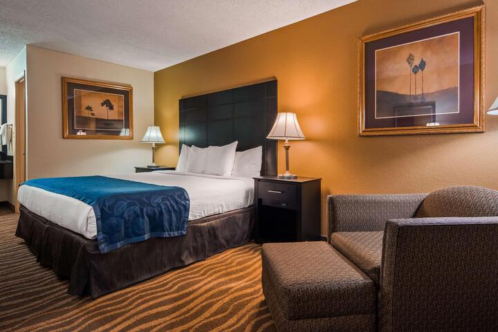 1 King Bed Microwave and Refrigerator WiFi Continental Breakfast (3 of 26)