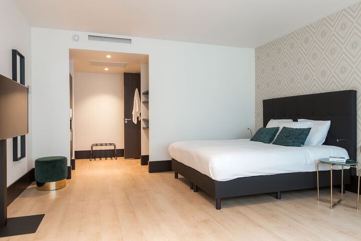 Room 32 of 98