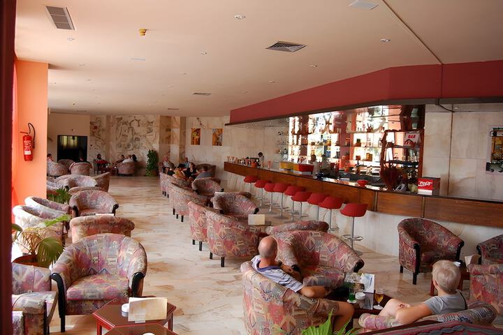 Lounge 28 of 45