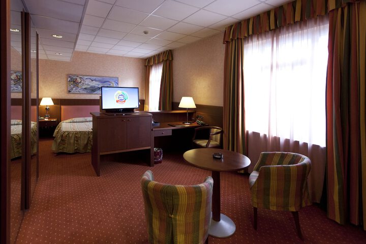 Room 15 of 33