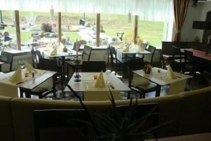 Dining 34 of 62