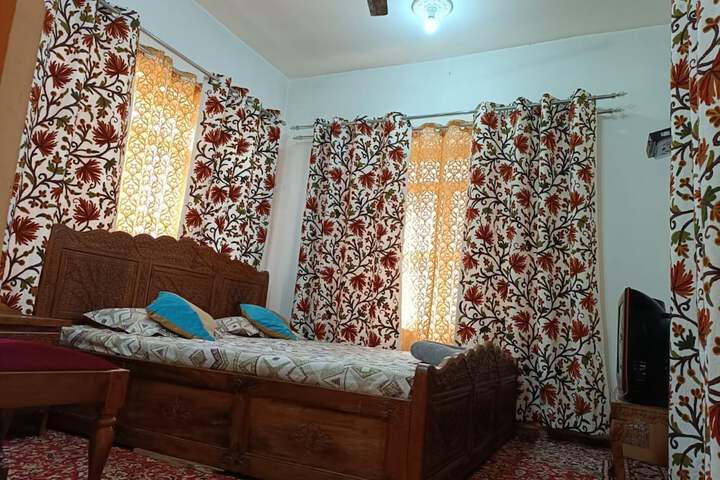 Room 4 of 10