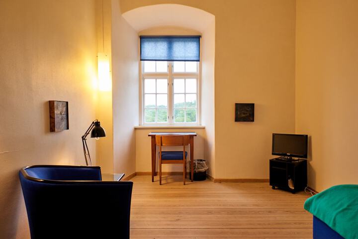 Room 2 of 37