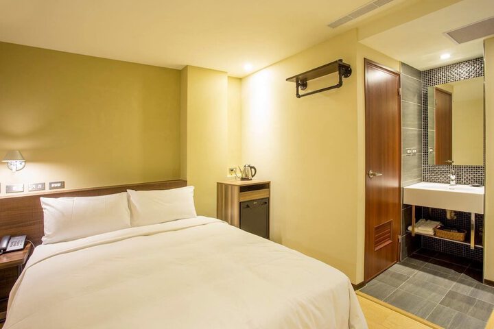 Room 3 of 32