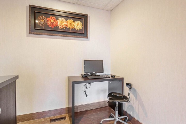 Business Center 63 of 66