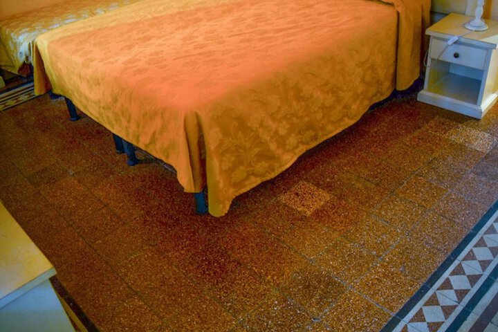 Room 8 of 30
