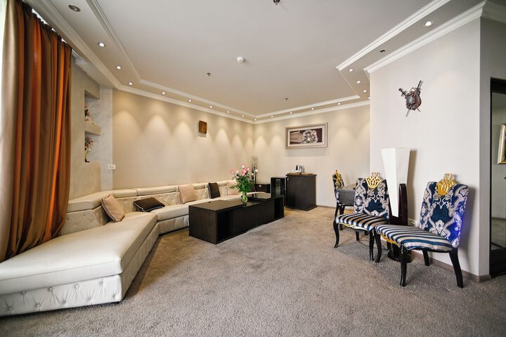 Room 45 of 77